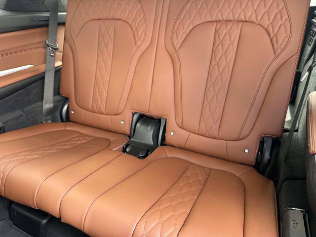 Used 2022 BMW X7 xDrive40i w/ M Sport Package AWD/4WD image 16