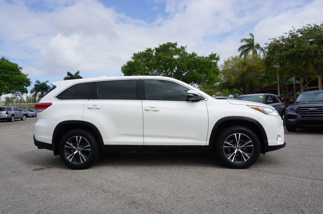 Used 2019 Toyota Highlander LE AWD/4WD image 4