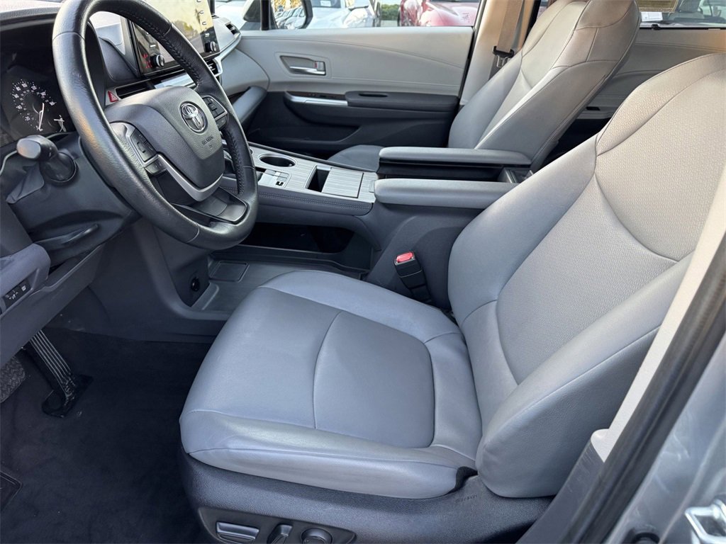 Used 2024 Toyota Sienna XLE image 11
