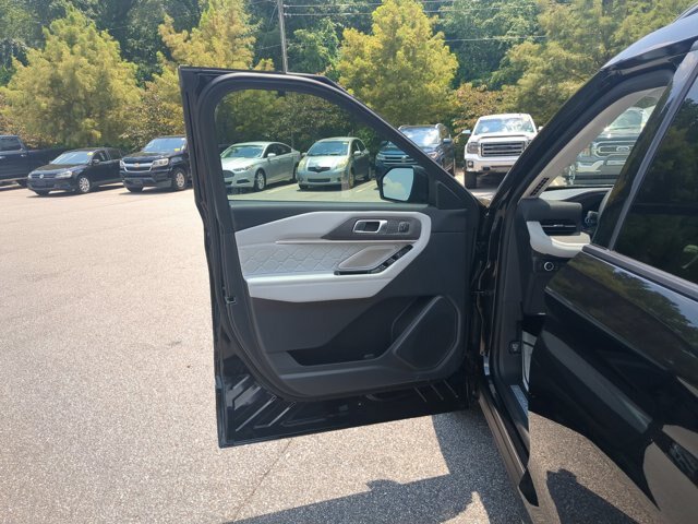 Certified 2025 Ford Explorer Platinum w/ Ultimate Package AWD/4WD image 13