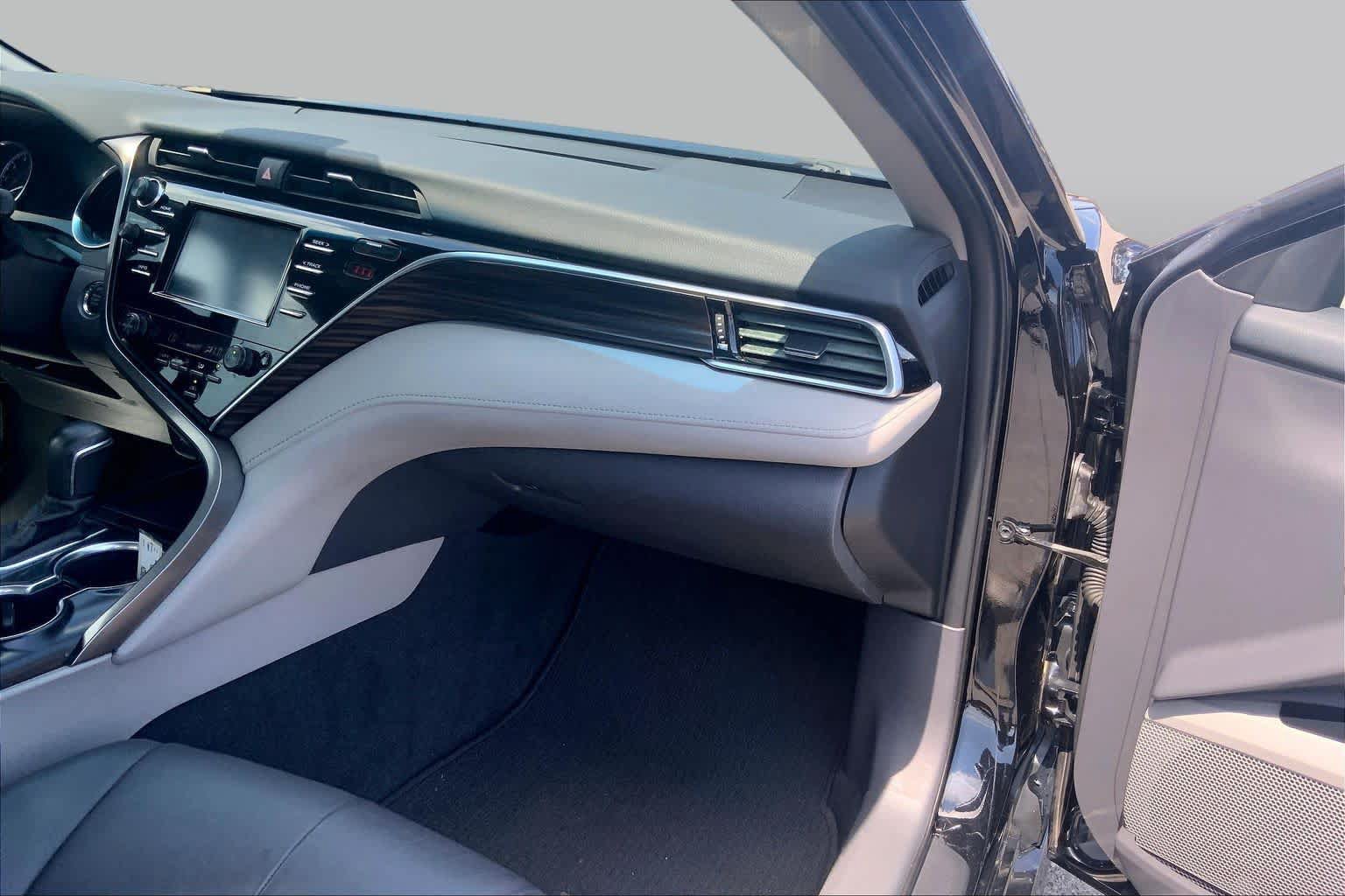Used 2018 Toyota Camry XLE FWD image 19