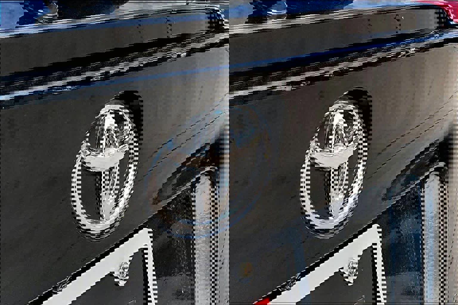 Used 2022 Toyota C-HR XLE image 30