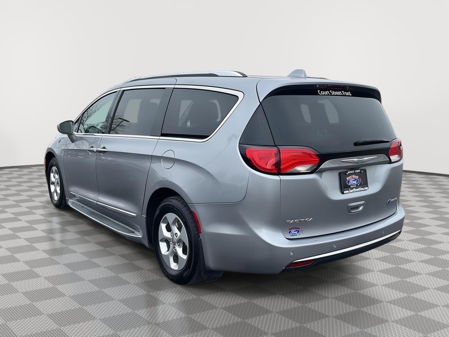 Used 2018 Chrysler Pacifica Touring-L image 3