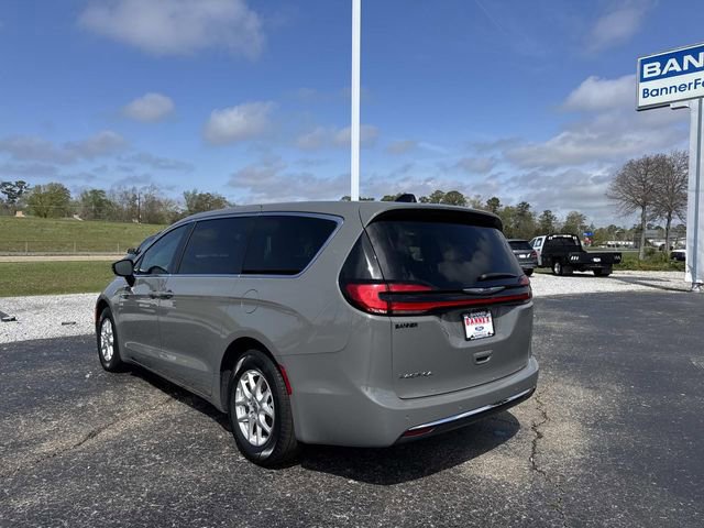 Used 2025 Chrysler Pacifica Select image 4