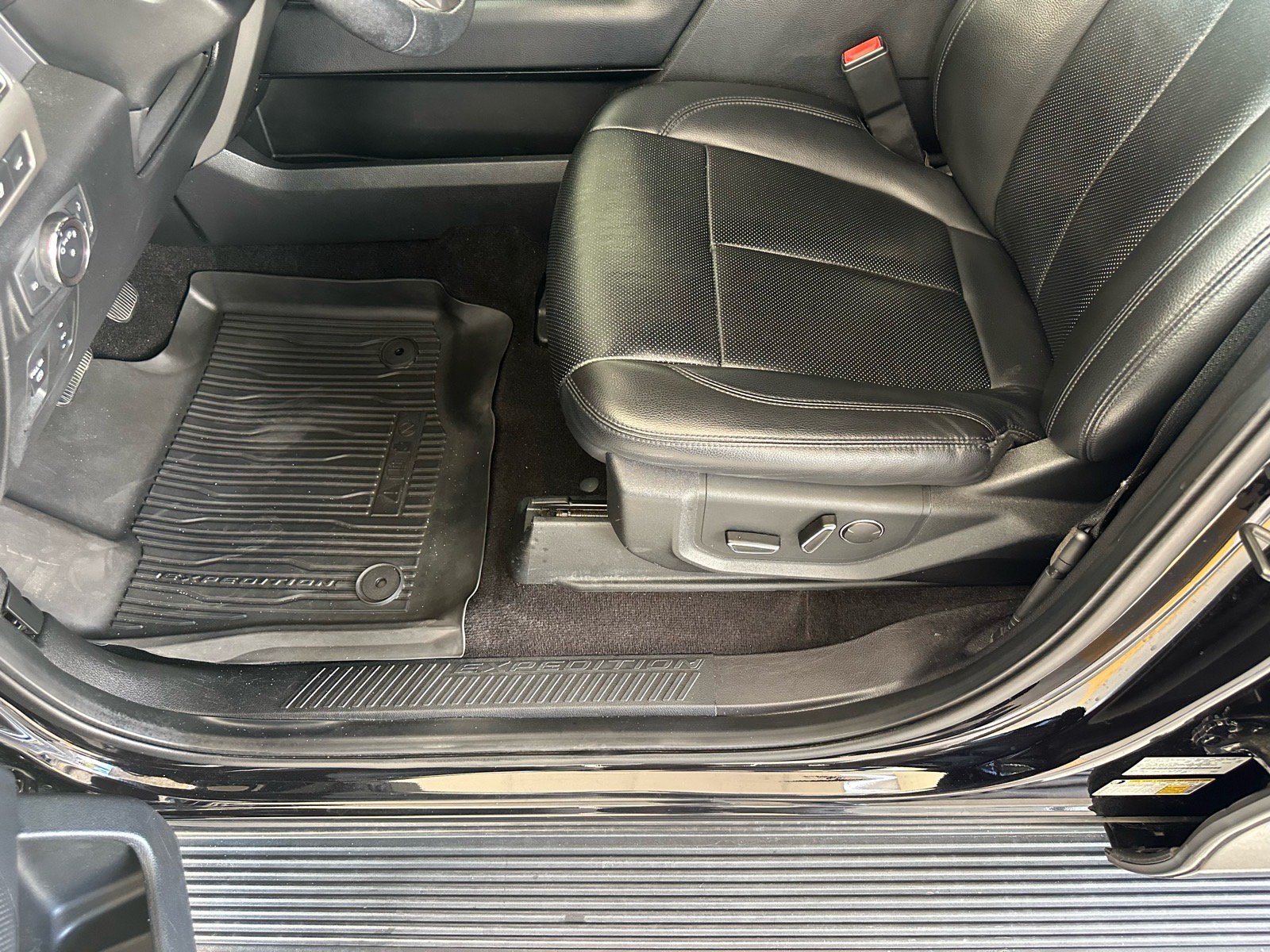Certified 2019 Ford Expedition XLT w/ Equipment Group 202A AWD/4WD image 17