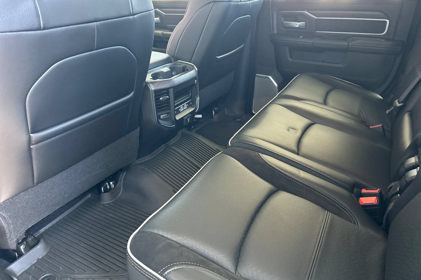 Used 2025 RAM 2500 Laramie AWD/4WD image 15