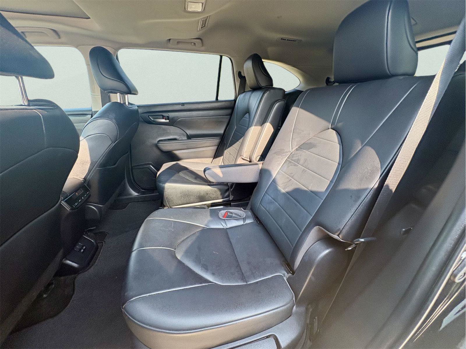 Used 2023 Toyota Highlander XLE FWD image 11