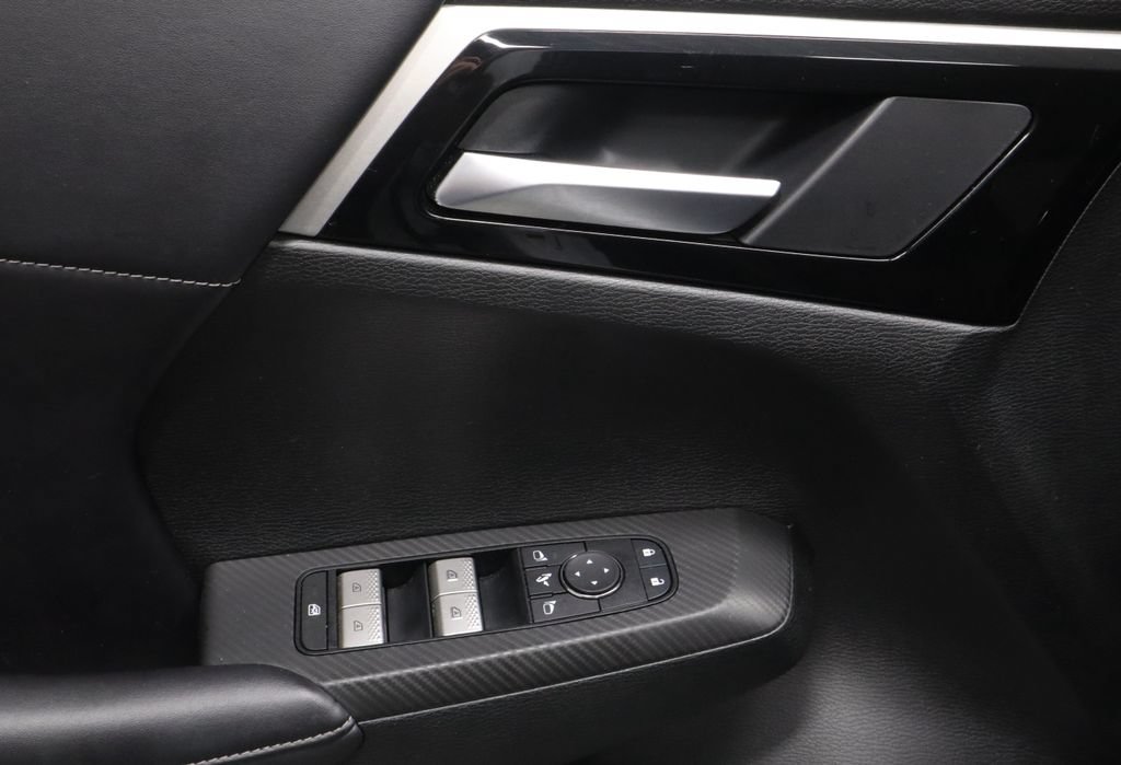 Used 2025 Mitsubishi Outlander SE FWD image 23