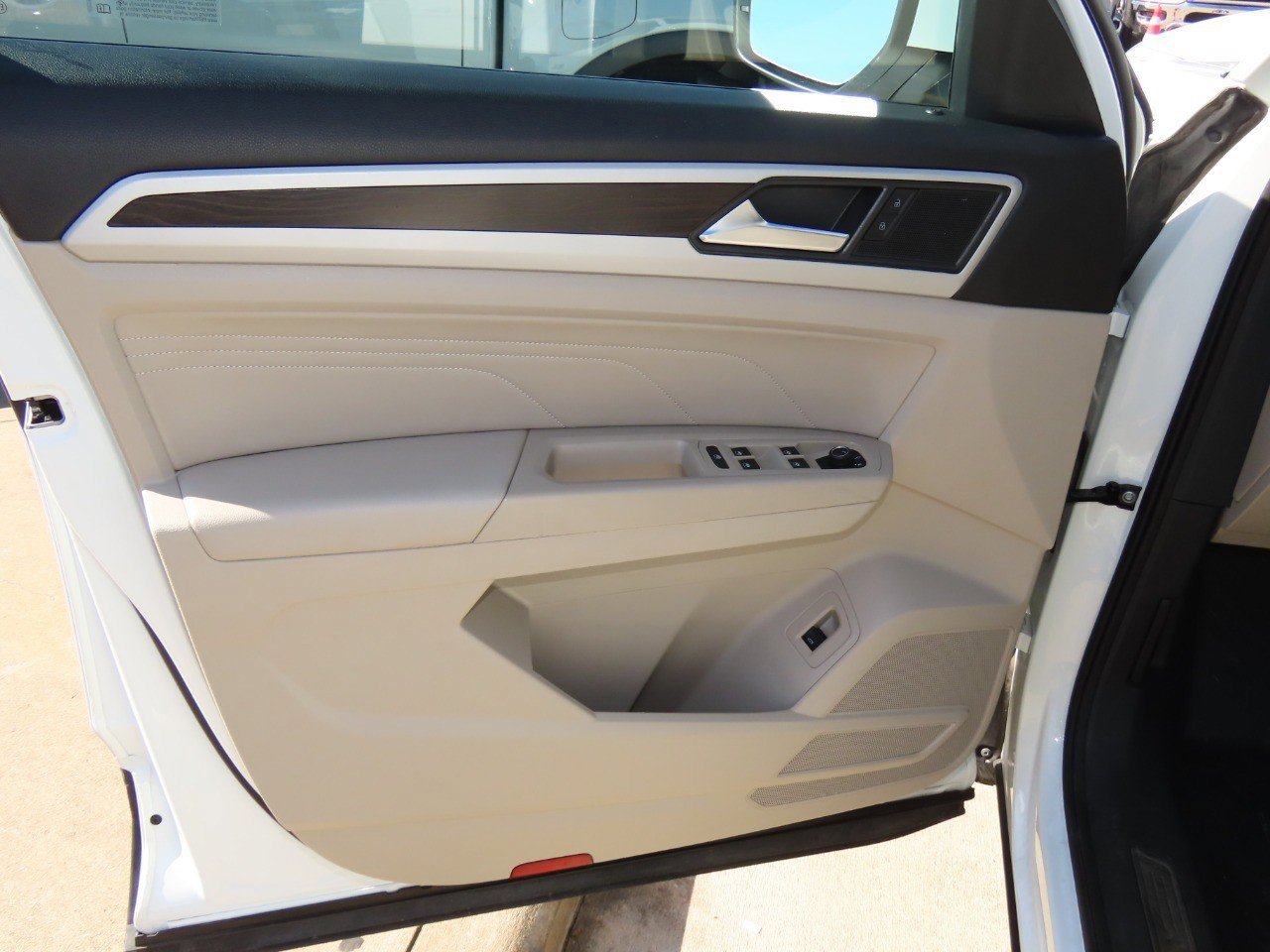 Used 2023 Volkswagen Atlas SE image 25