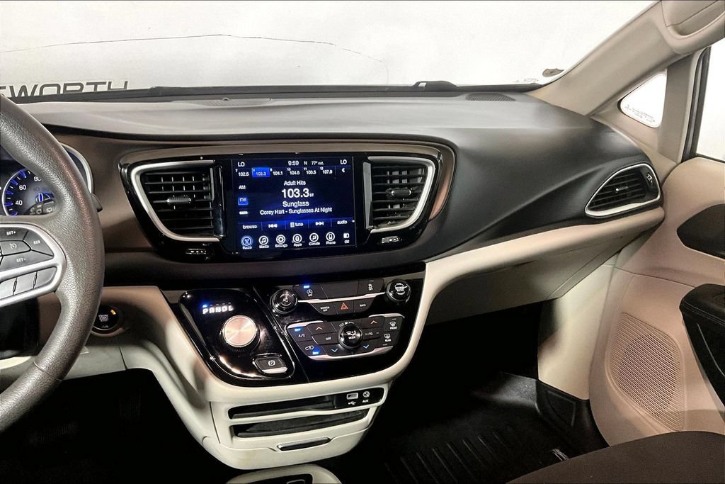 Used 2017 Chrysler Pacifica Touring Plus w/ Tire & Wheel Group FWD image 5