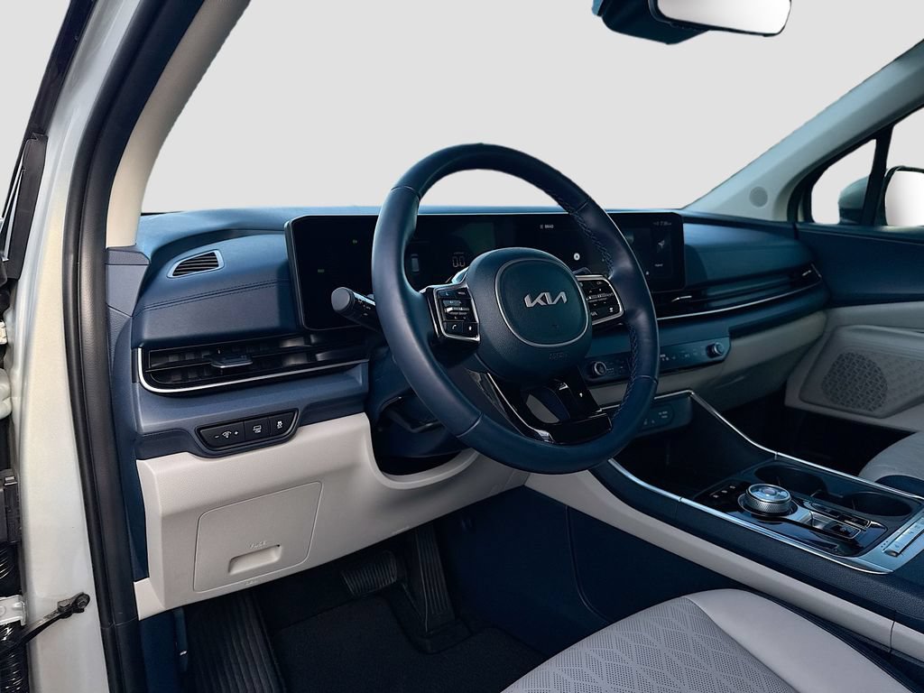 Used 2025 Kia Carnival EX FWD image 9