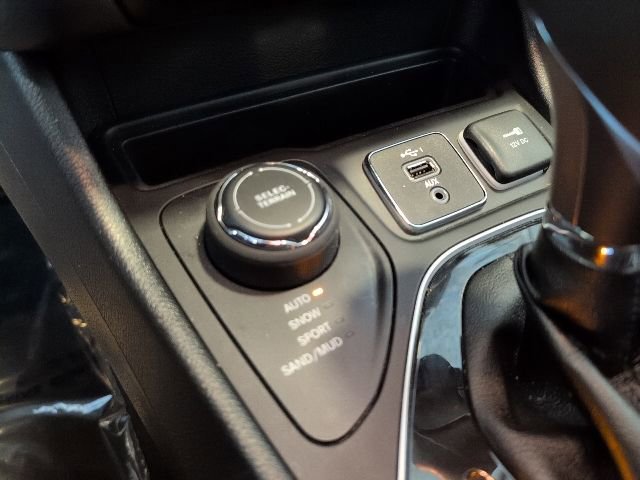 Used 2022 Jeep Cherokee Limited AWD/4WD image 25