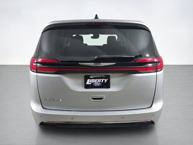 Used 2024 Chrysler Pacifica Touring-L FWD image 4