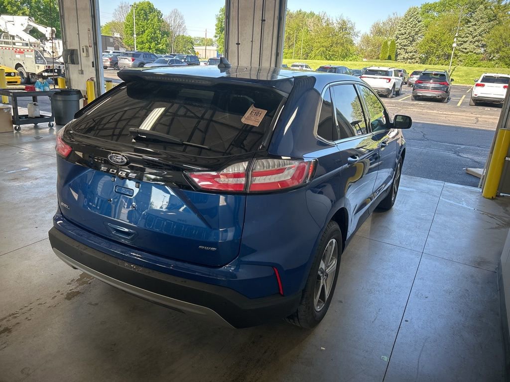 Certified 2022 Ford Edge SEL w/ Convenience Package AWD/4WD image 3