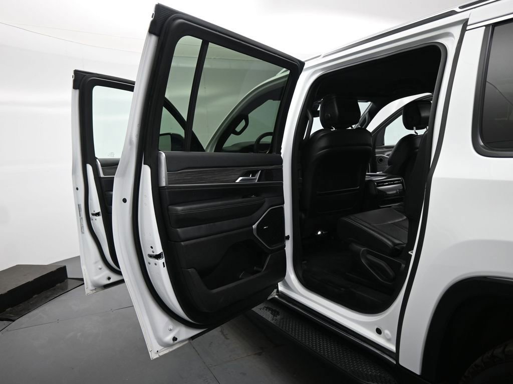 Used 2024 Jeep Wagoneer L Series II image 43