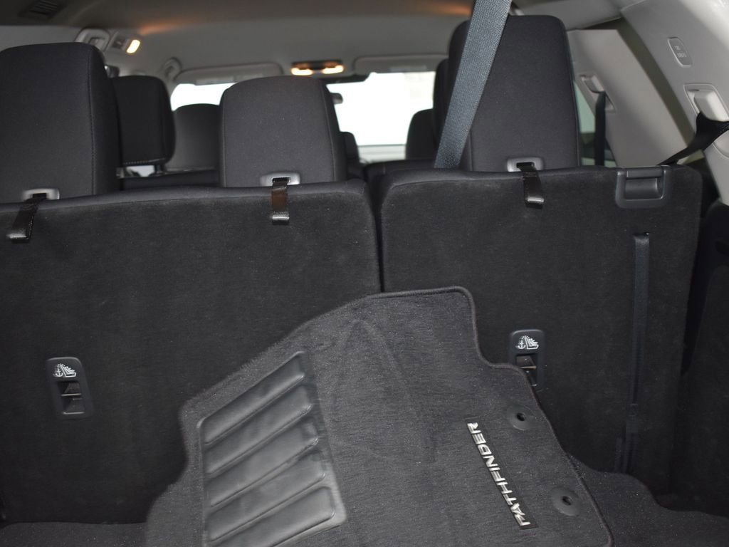 Used 2024 Nissan Pathfinder S image 13