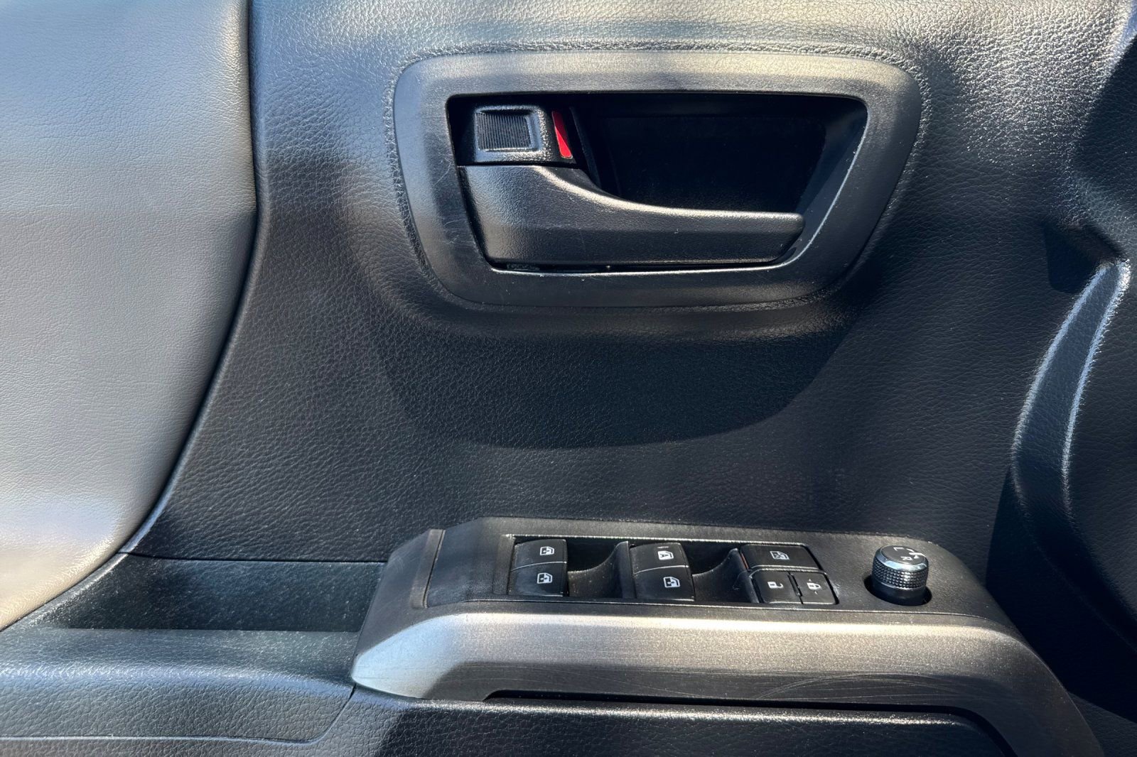 Used 2018 Toyota Tacoma SR5 RWD image 10