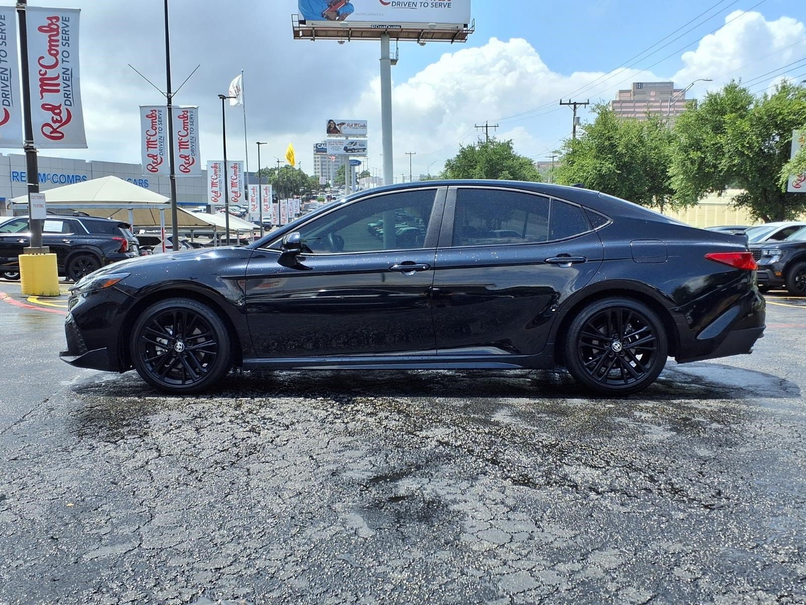 Used 2025 Toyota Camry SE FWD image 9