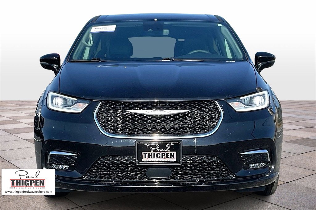 Used 2024 Chrysler Pacifica Touring-L image 3