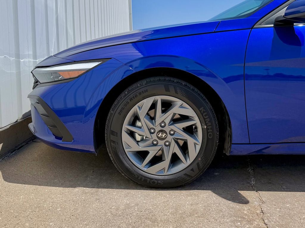 Used 2025 Hyundai Elantra Hybrid FWD image 33