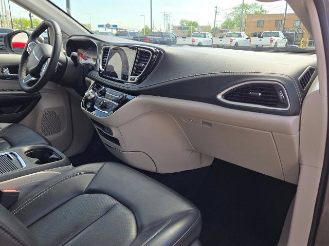 Used 2023 Chrysler Pacifica Touring-L FWD image 7