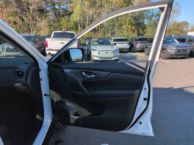 Used 2018 Nissan Rogue SV AWD/4WD image 14