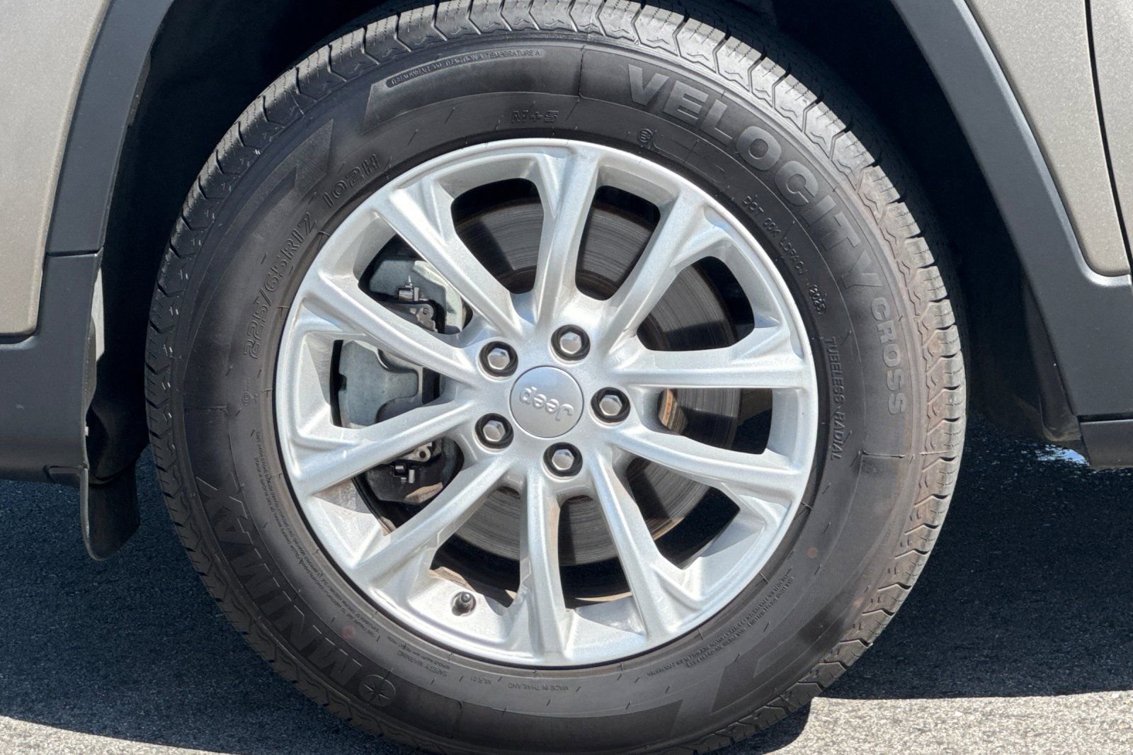 Used 2020 Jeep Cherokee Latitude AWD/4WD image 28