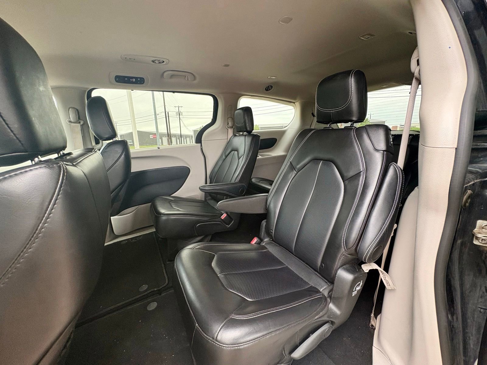 Used 2024 Chrysler Pacifica Touring-L FWD image 13