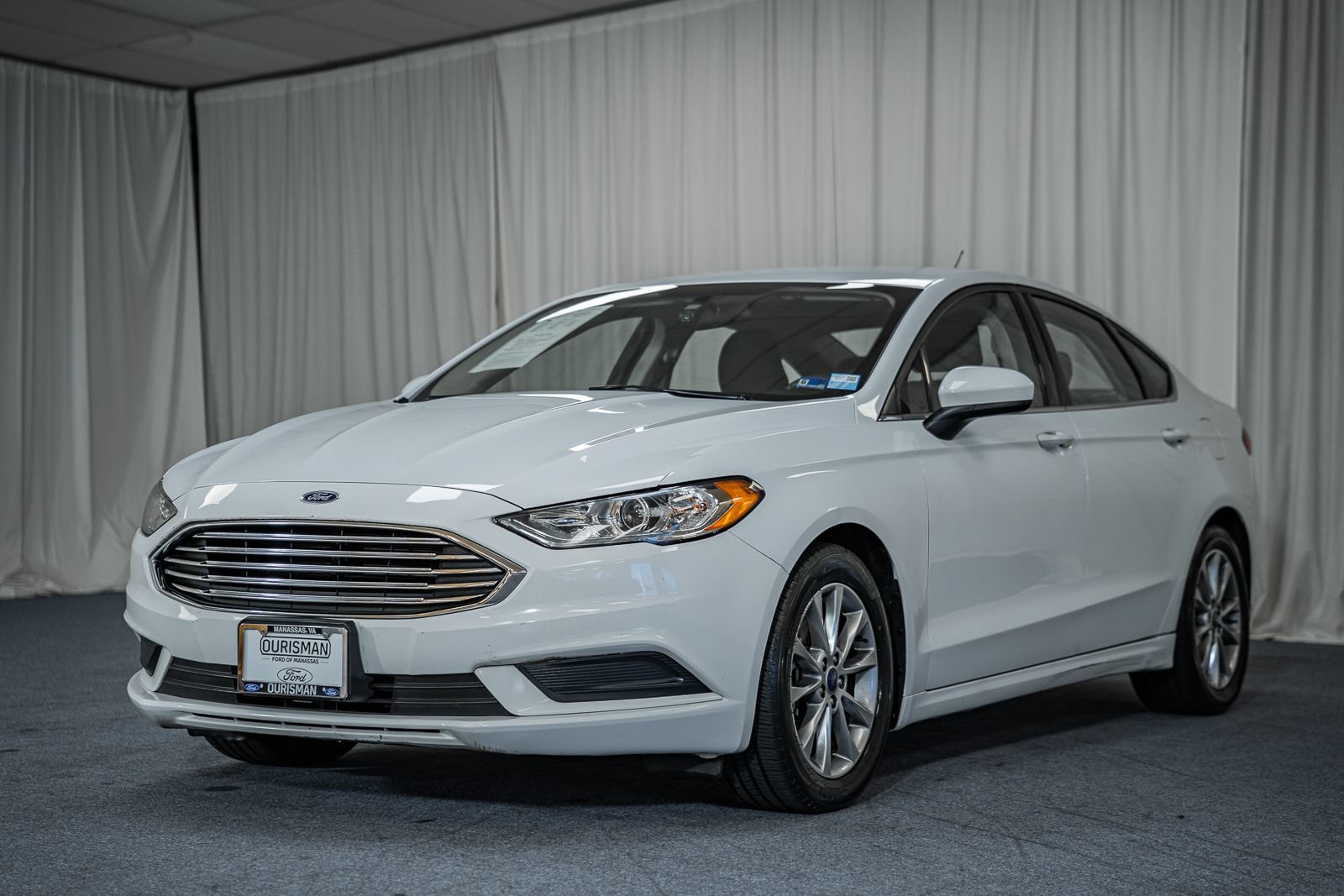 Certified 2017 Ford Fusion SE FWD image 3