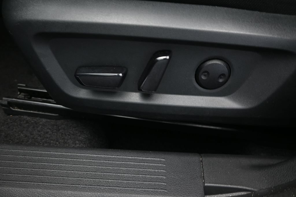 Used 2025 Nissan Rogue SV FWD image 25
