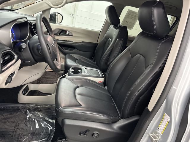 Used 2023 Chrysler Pacifica Touring-L image 3
