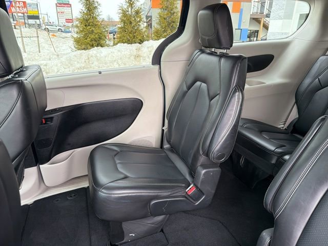 Used 2023 Chrysler Pacifica Touring-L FWD image 23