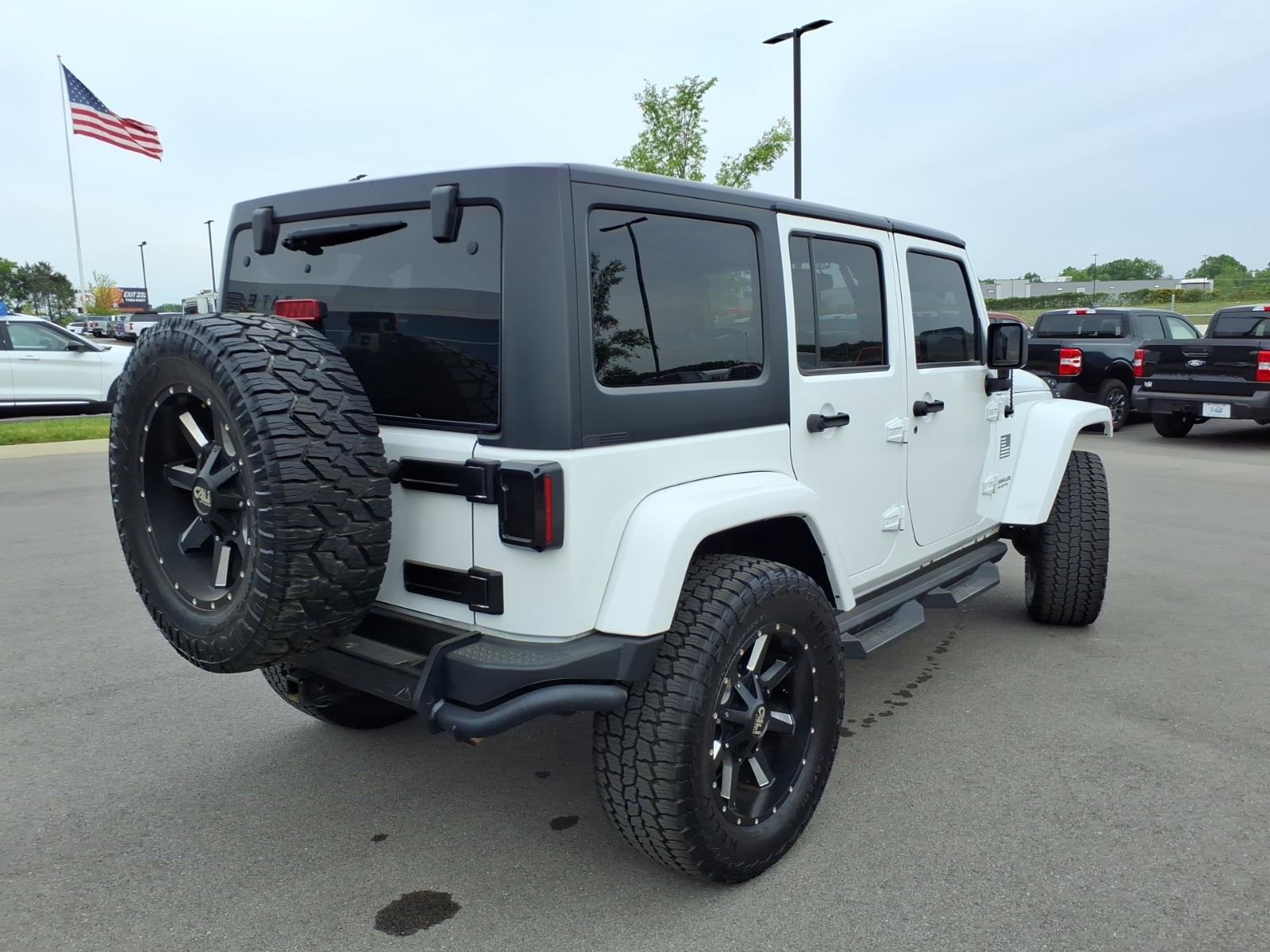Used 2017 Jeep Wrangler Unlimited Sahara AWD/4WD image 3