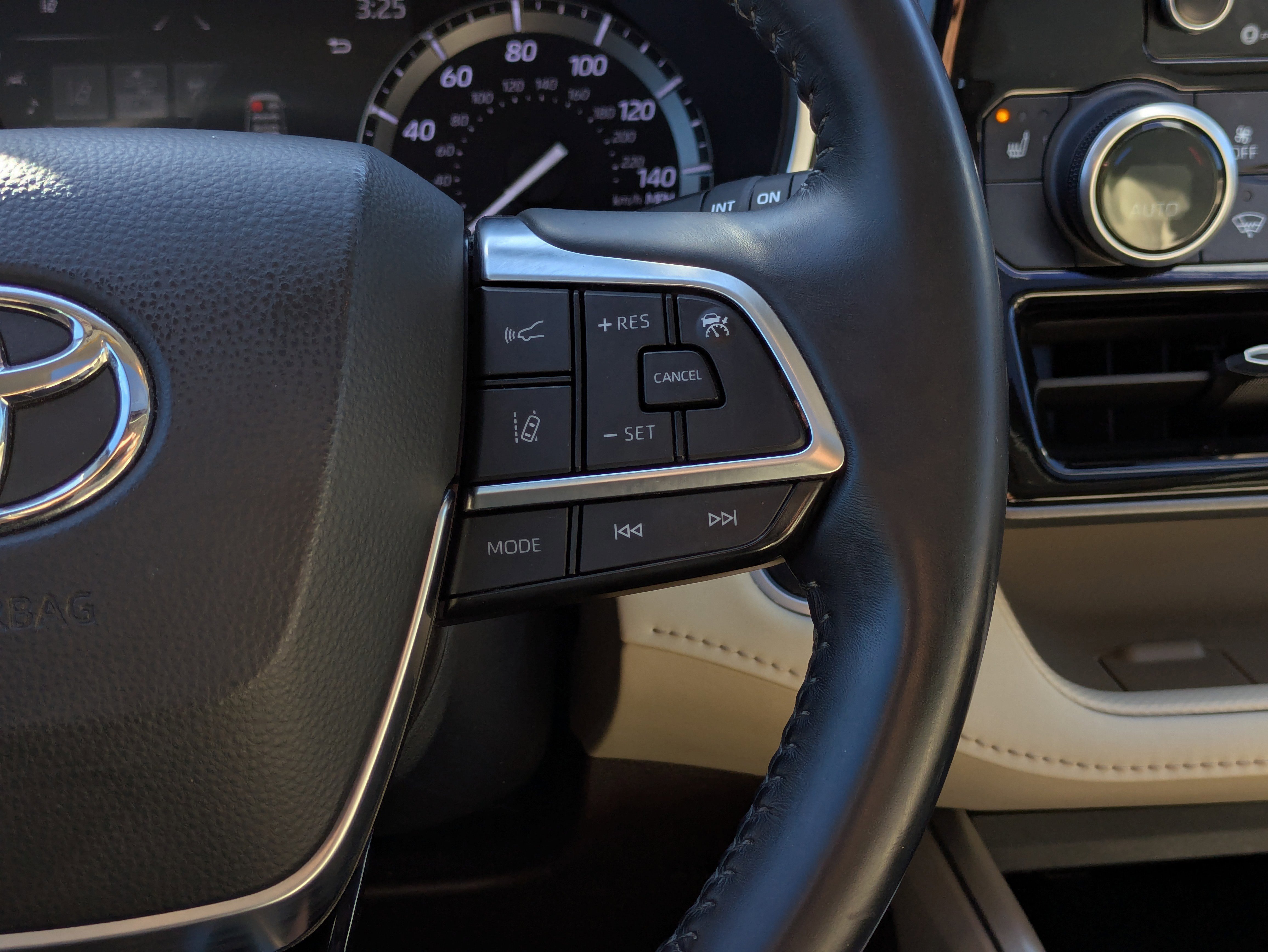 Used 2021 Toyota Highlander XLE image 28