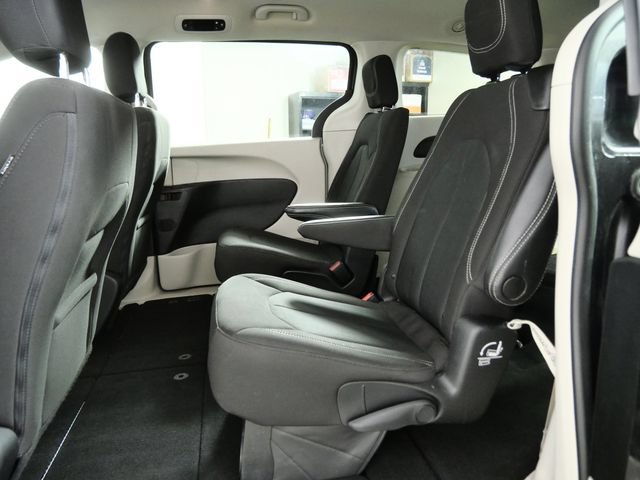 Used 2022 Chrysler Voyager LX FWD image 11
