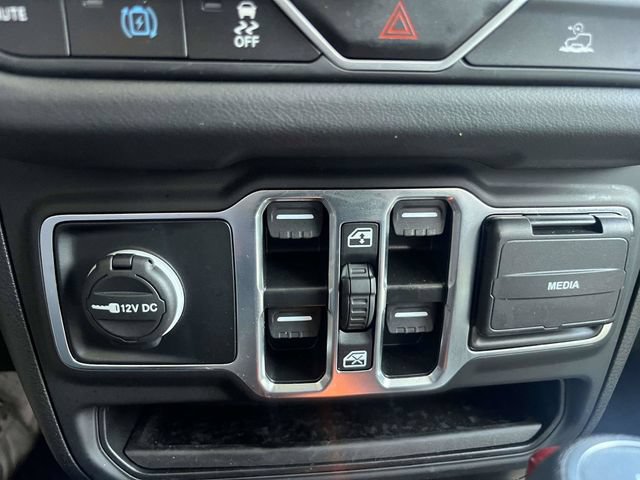 Used 2025 Jeep Wrangler Unlimited Sahara AWD/4WD image 28