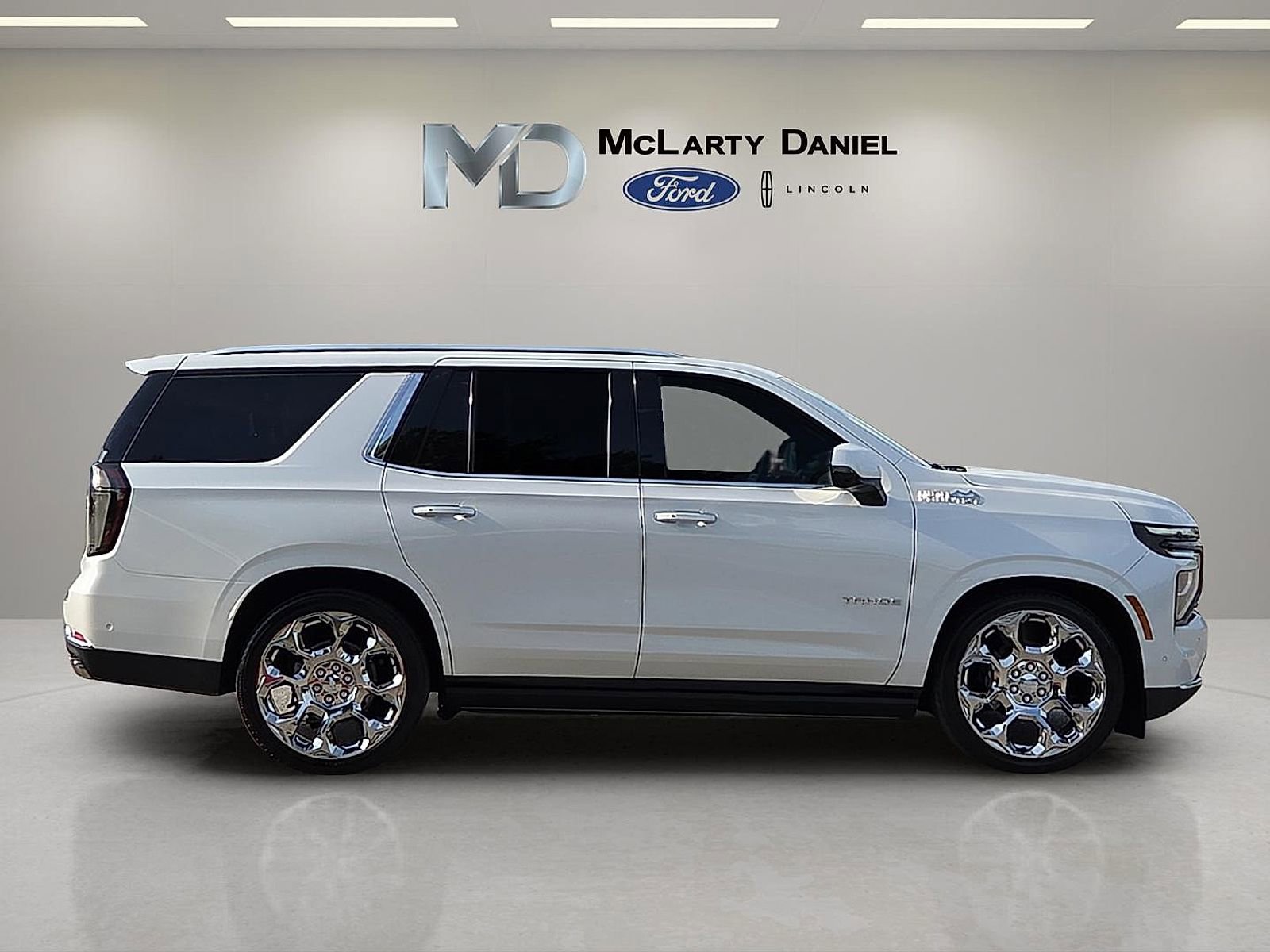 Used 2025 Chevrolet Tahoe High Country AWD/4WD image 6