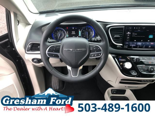 Used 2023 Chrysler Pacifica Touring-L FWD image 18