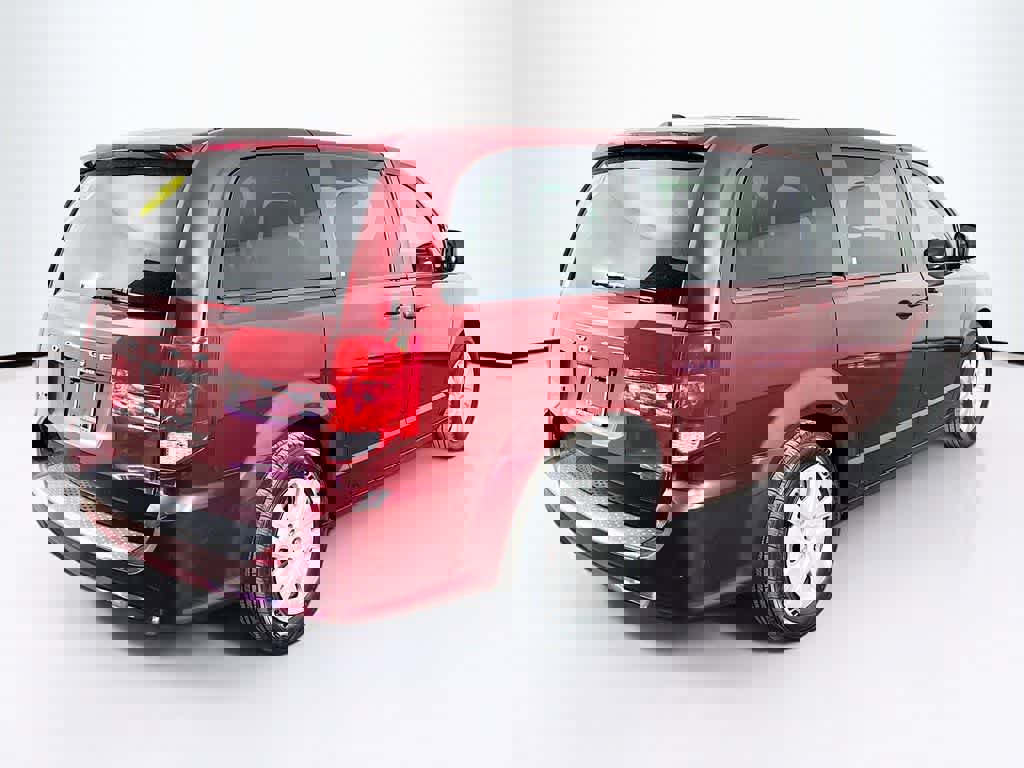 Used 2018 Dodge Grand Caravan SE w/ UConnect Hands-Free Group image 25