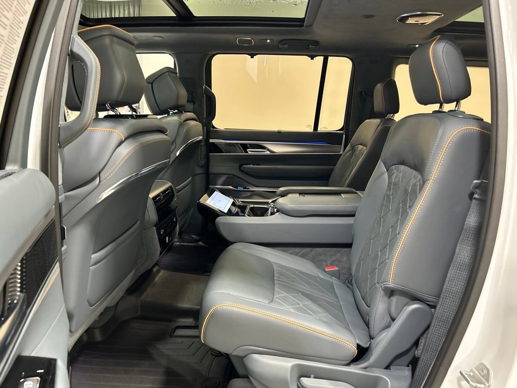Used 2023 Jeep Grand Wagoneer Series III AWD/4WD image 29