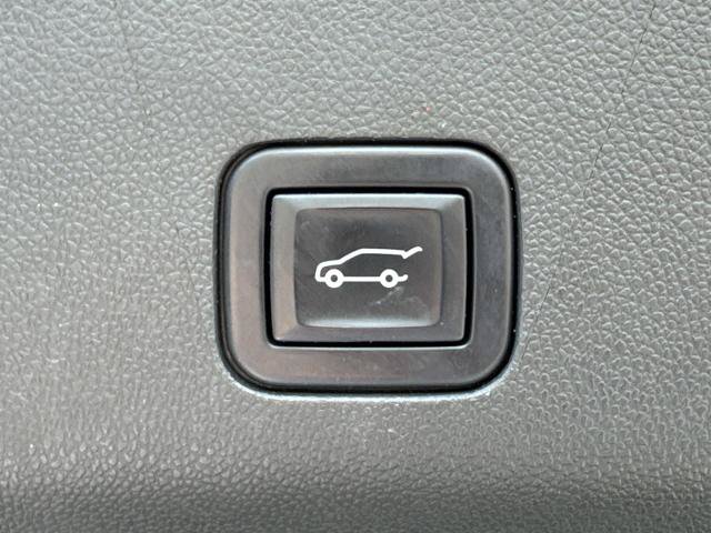 Used 2022 GMC Yukon AT4 w/ Technology Package AWD/4WD image 15