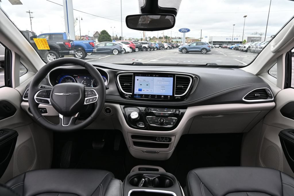 Used 2024 Chrysler Pacifica Touring-L AWD/4WD image 29