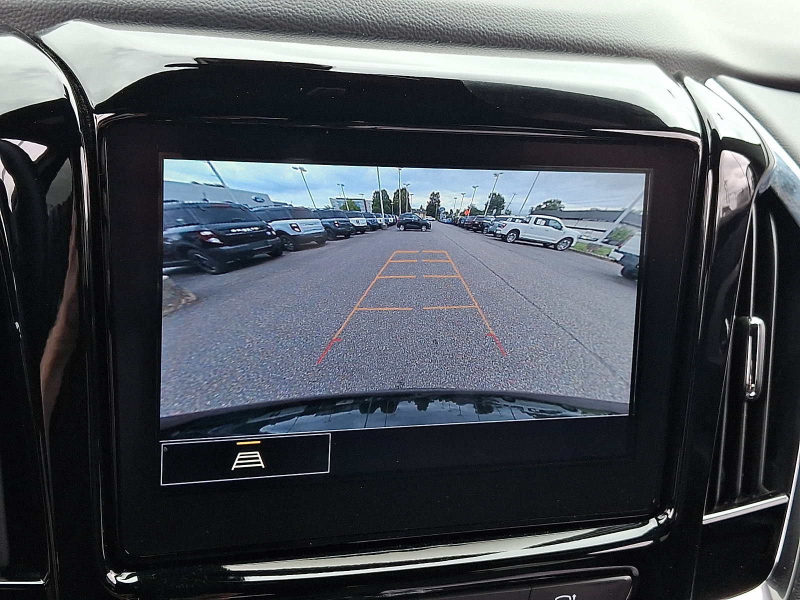 Used 2023 Chevrolet Traverse LT FWD image 25