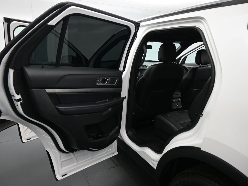 Certified 2018 Ford Explorer XLT w/ Equipment Group 202A FWD image 17