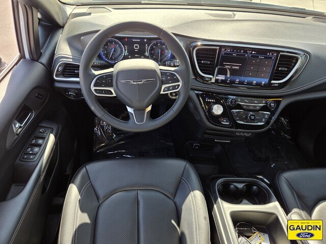 Used 2025 Chrysler Pacifica Select FWD image 14