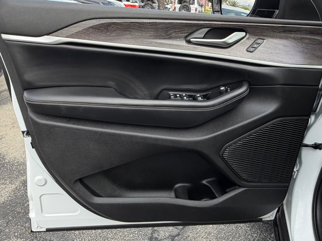 Used 2023 Jeep Grand Cherokee L Limited image 13