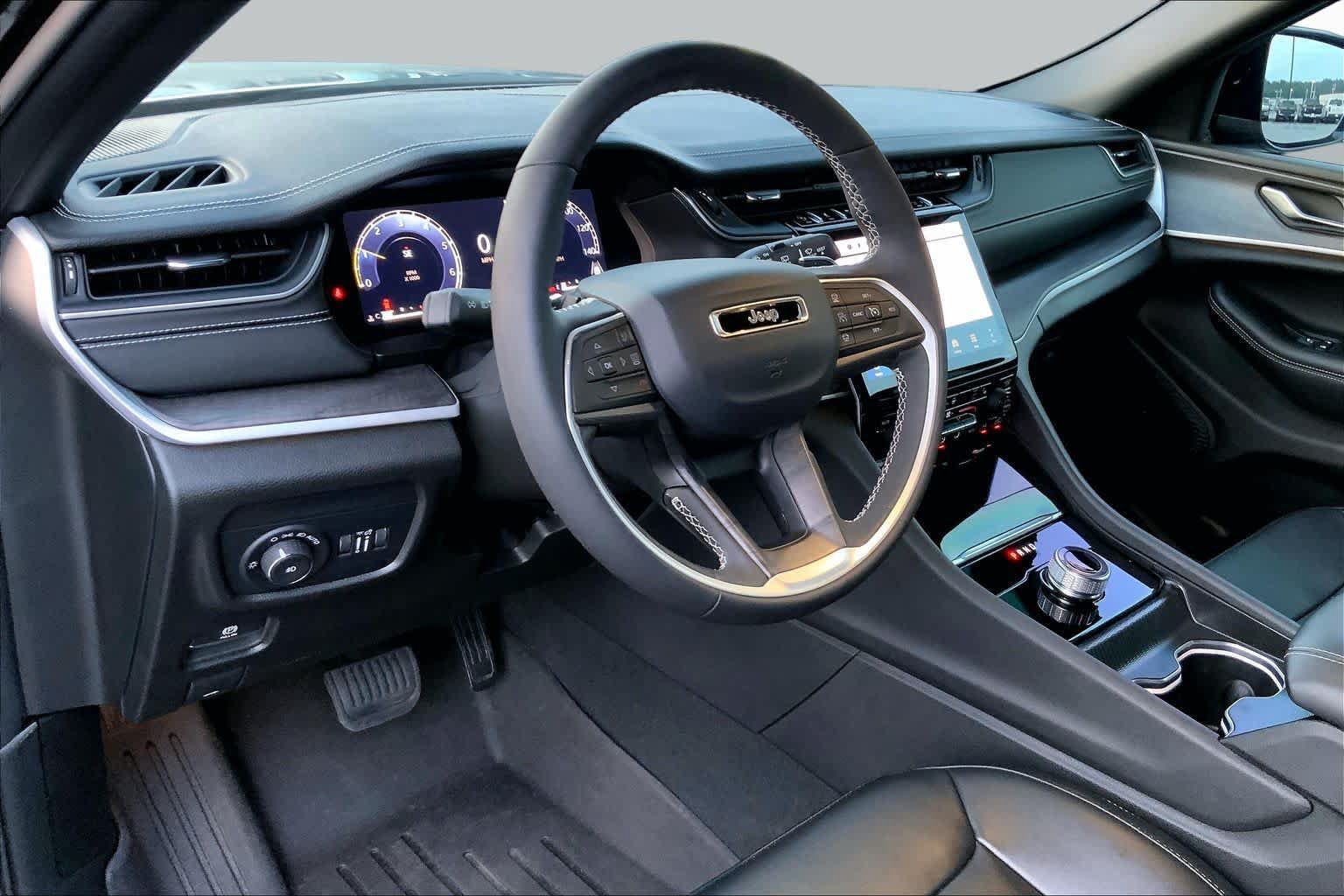 Used 2024 Jeep Grand Cherokee L Limited w/ Black Appearance Package RWD image 17