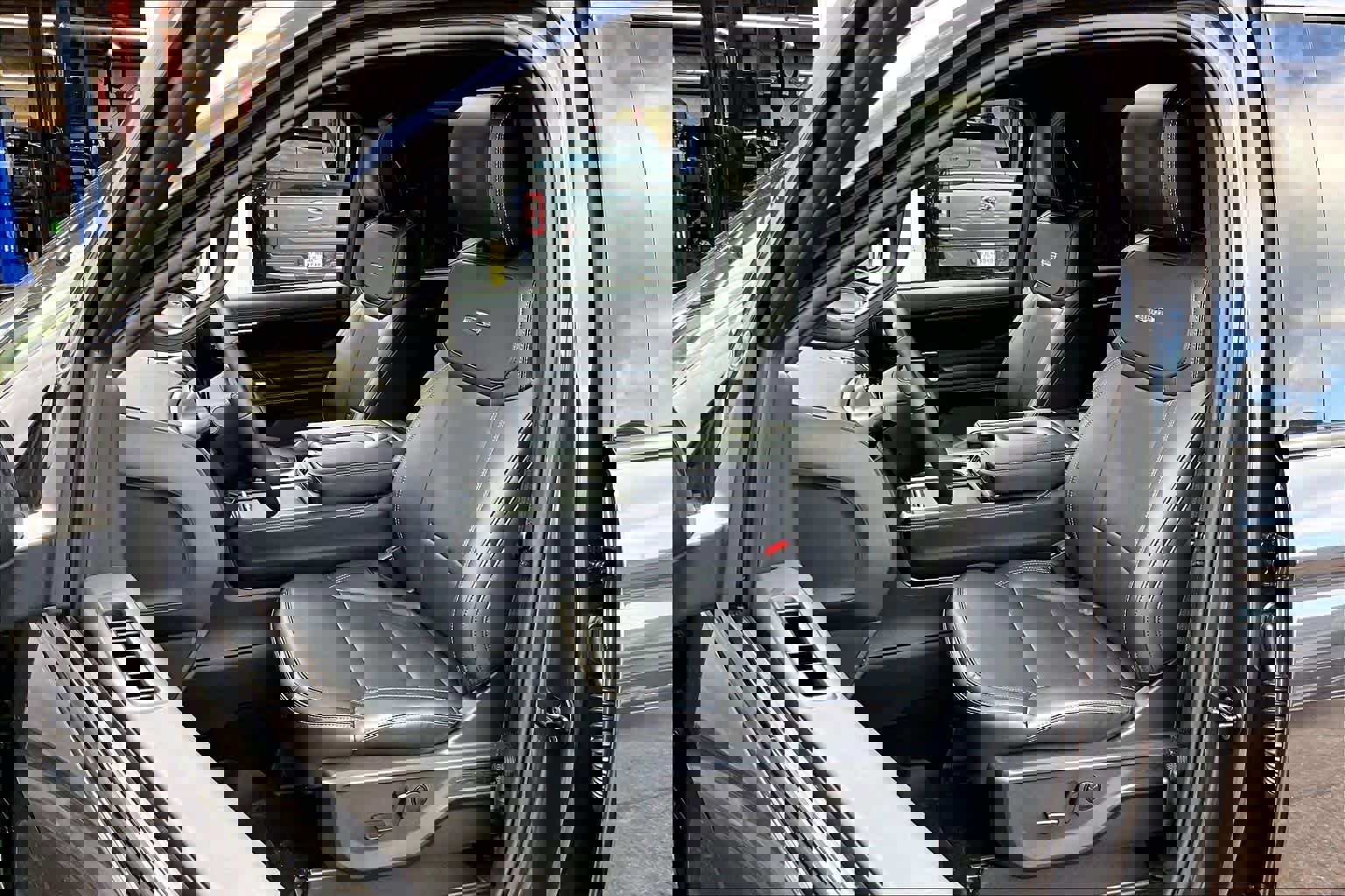 Certified 2025 Ford Expedition Platinum w/ Stealth Appearance Package image 11