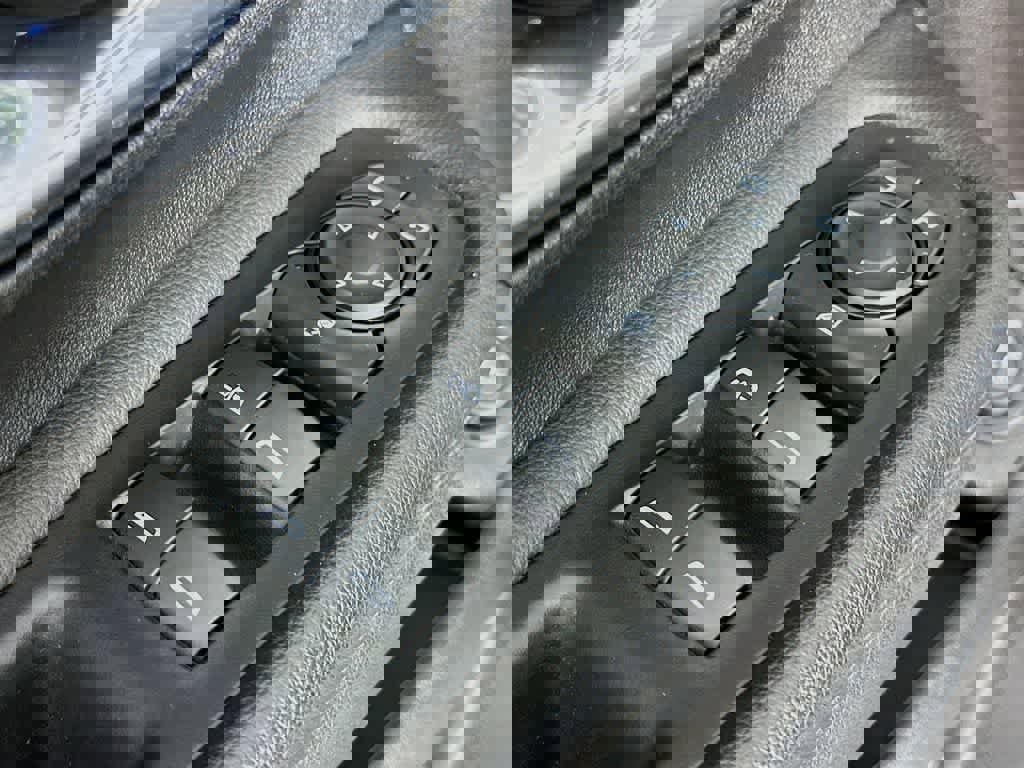 Used 2023 GMC Terrain SLT image 28