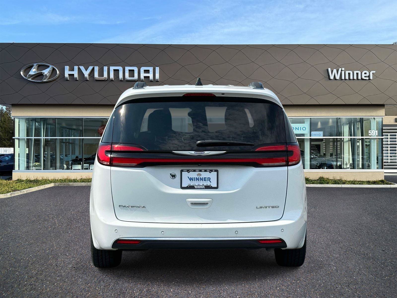 Used 2023 Chrysler Pacifica Limited FWD image 3